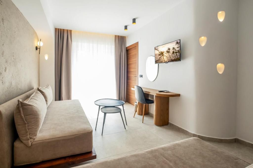 Zwembadzijde bij Naias Hotel in Hanioti, Griekenland foto 2